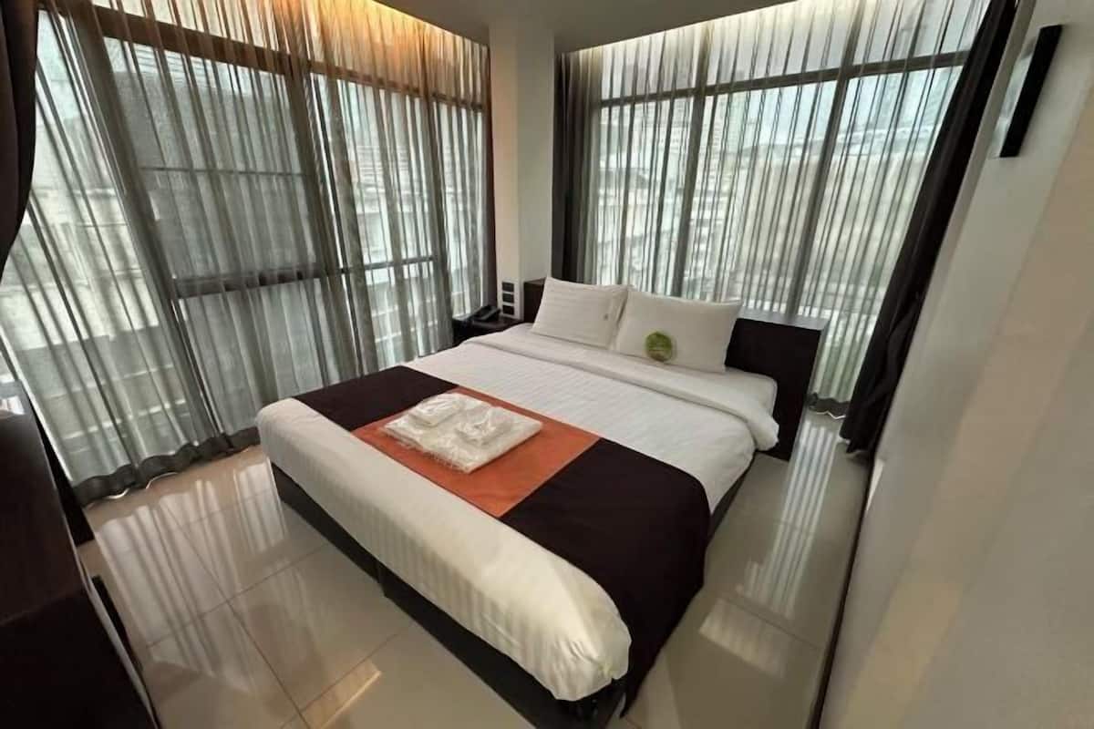 Een minibar, een bureau, gratis wifi, beddengoed