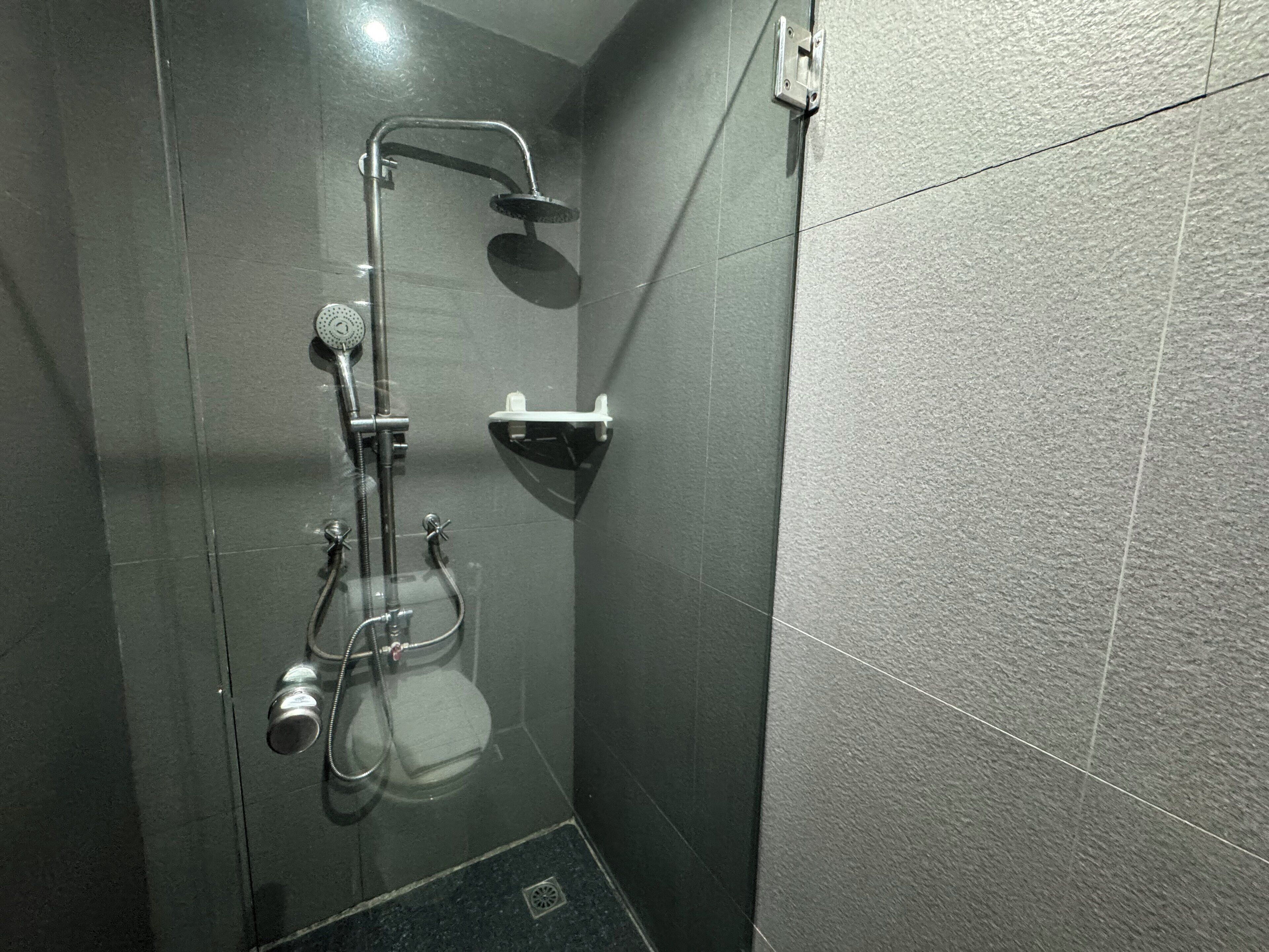 shower, rainfall showerhead, free toiletries, towels