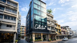 Ein modernes Gebäude mit Glasfassade und einem 'Collection'-Schild.
