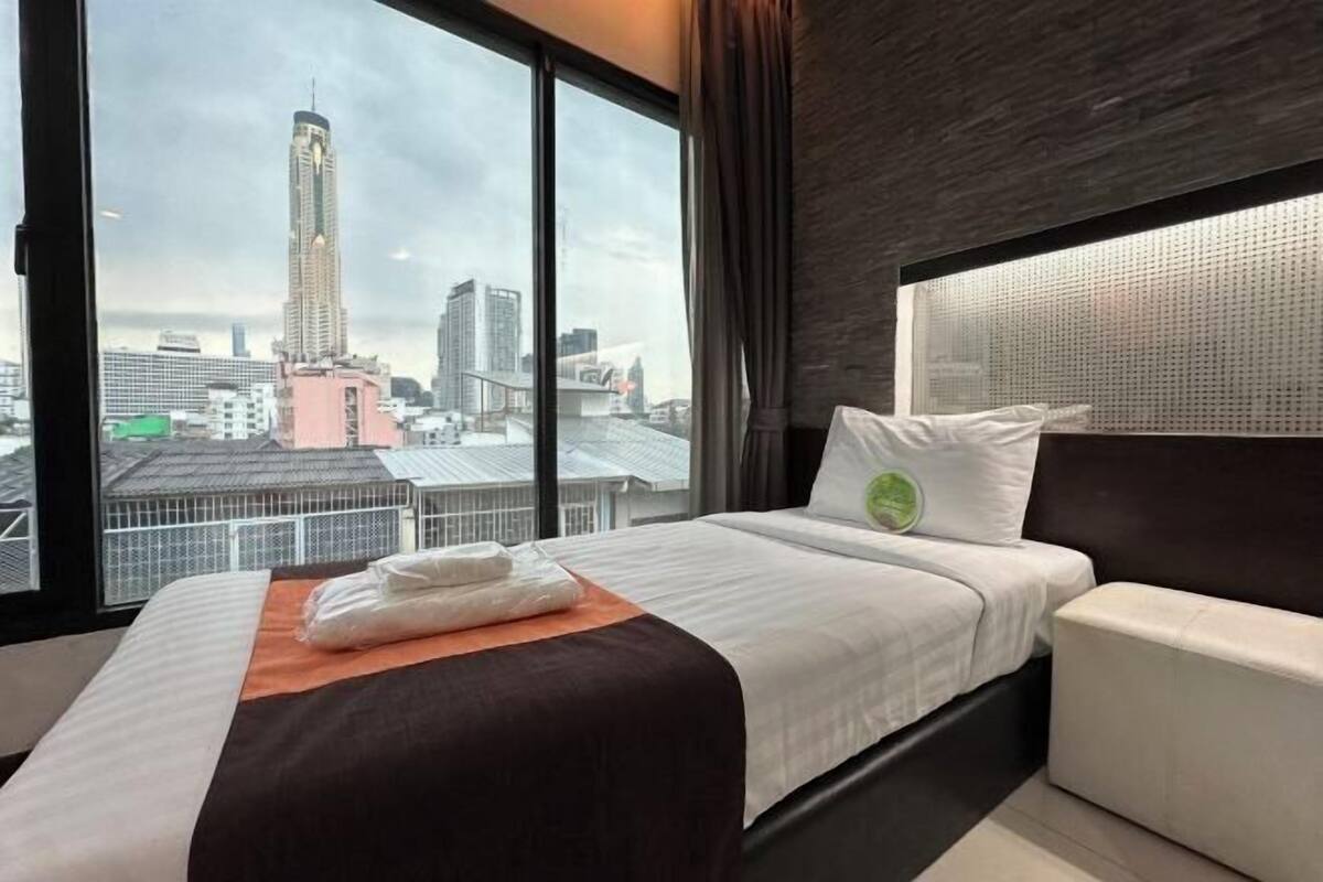 Een minibar, een bureau, gratis wifi, beddengoed