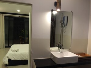 Superior-Doppelzimmer | Badezimmer | Dusche, kostenlose Toilettenartikel, Haartrockner, Hausschuhe