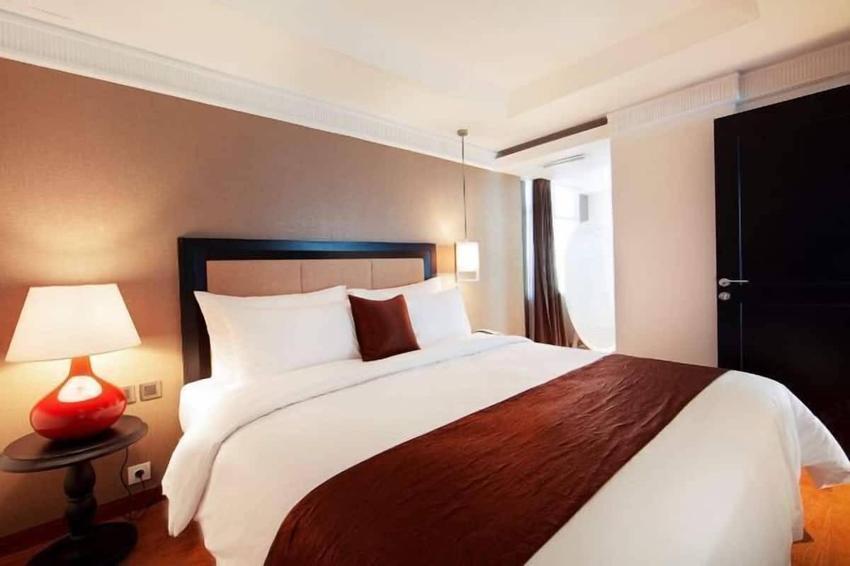 Premium bedding, minibar, in-room safe, desk