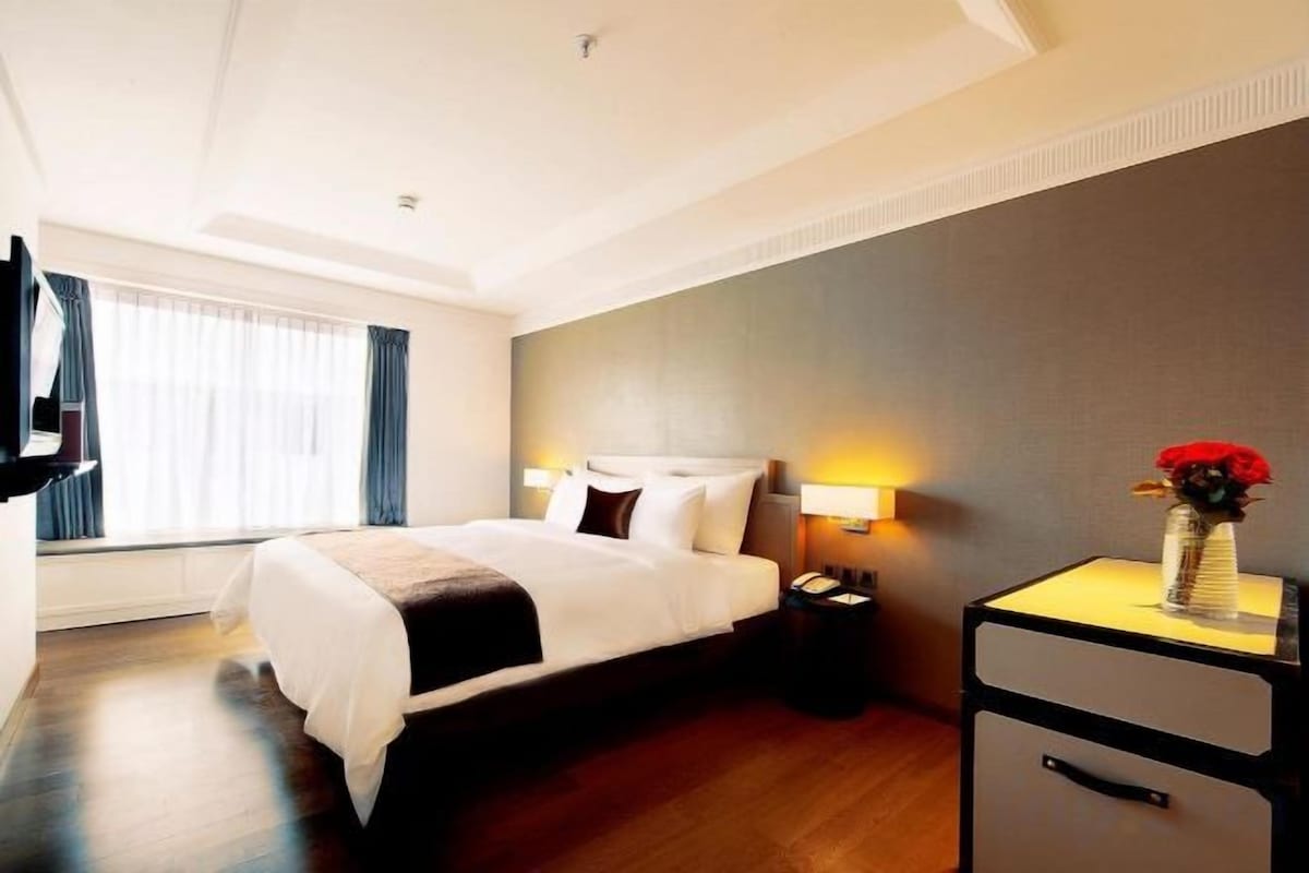 Ropa de cama de alta calidad, minibar, caja fuerte y escritorio