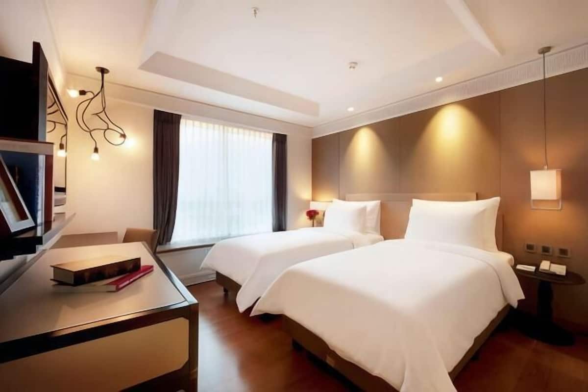 Premium bedding, minibar, in-room safe, desk