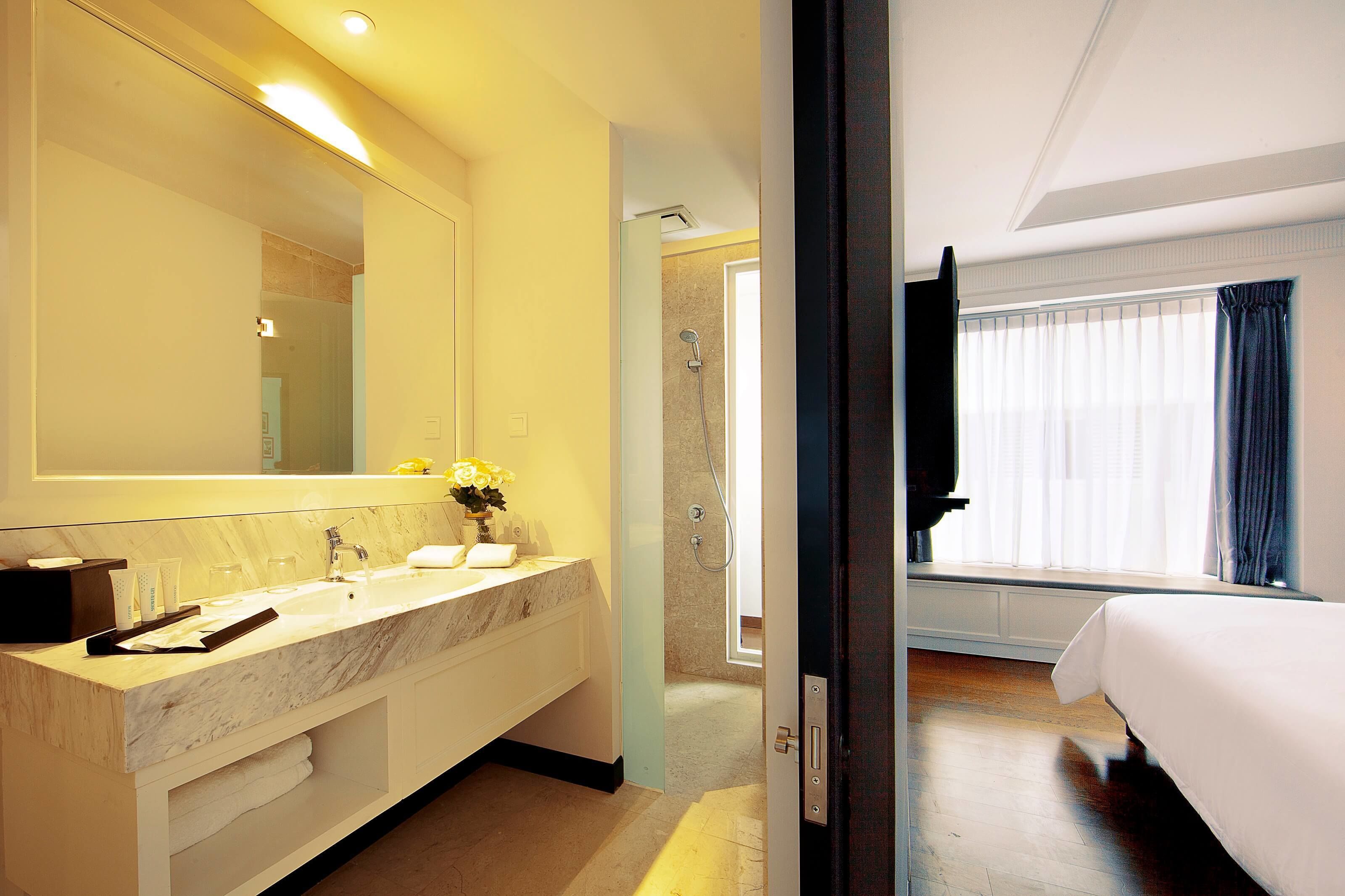 grand deluxe | bathroom | shower, free toiletries, hair dryer, slippers