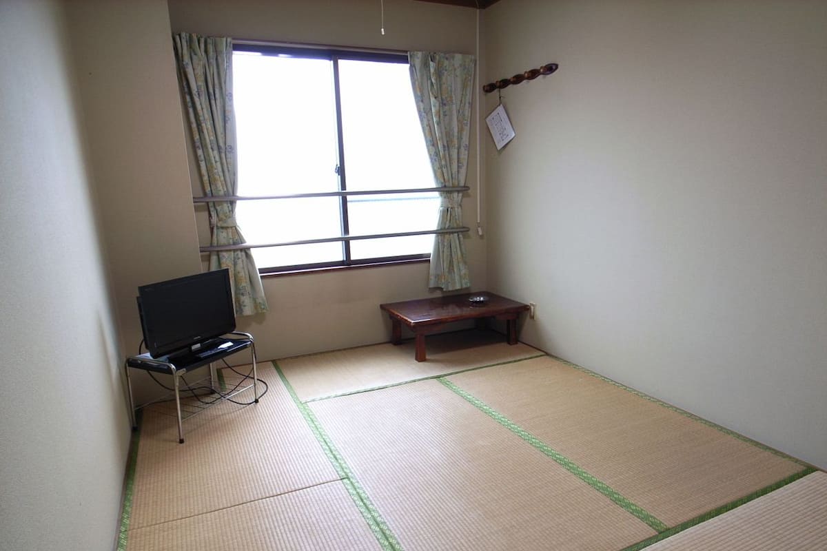 Traditional Twin Room, Shared Bathroom | Free WiFi