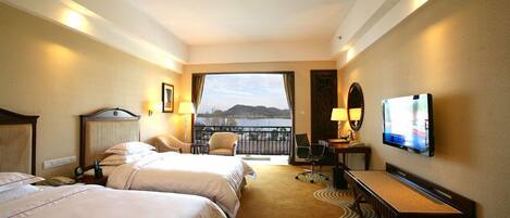 Superior Room | Minibar, in-room safe, desk, blackout drapes