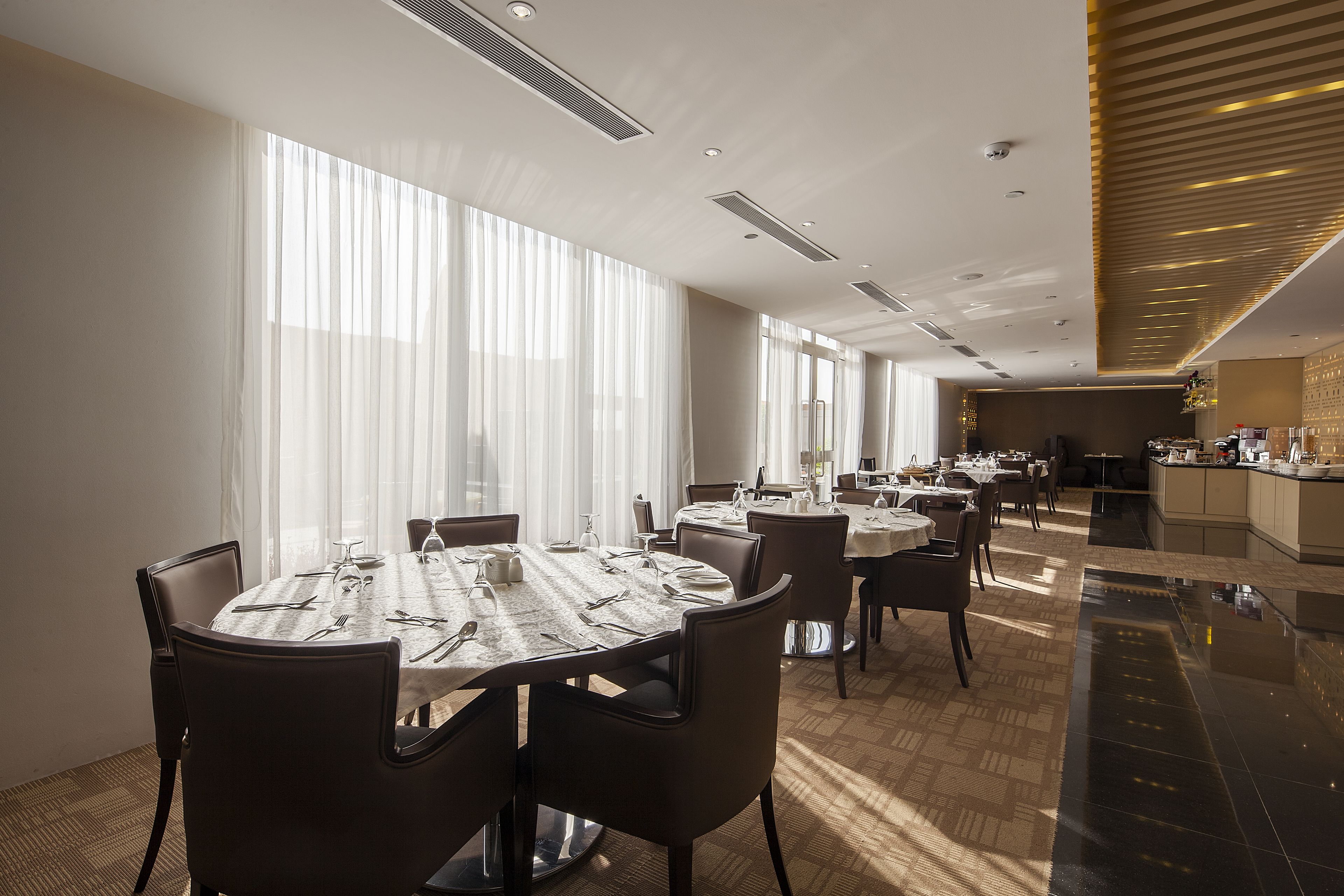 breakfast, lunch, dinner served; international cuisine