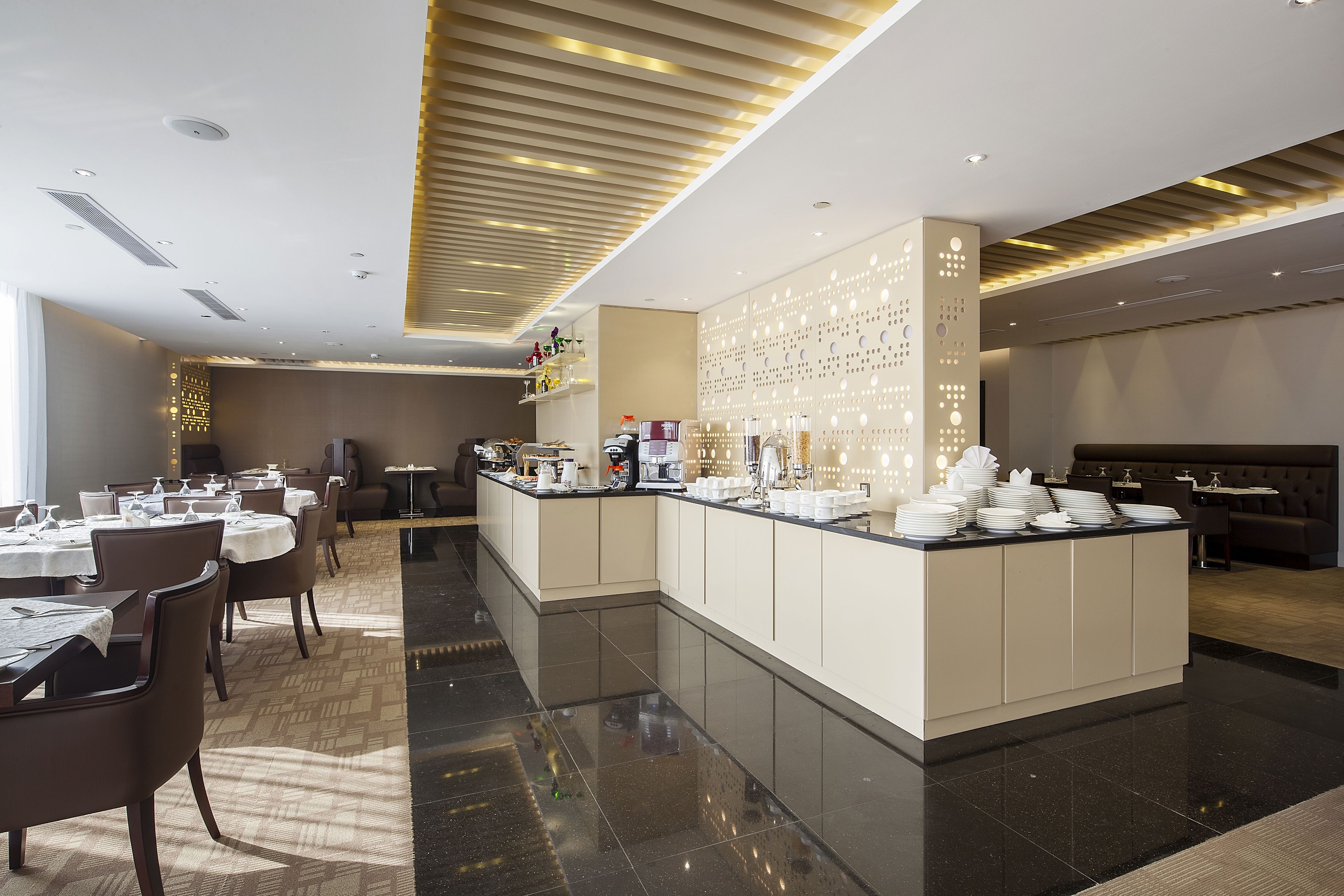 breakfast, lunch, dinner served; international cuisine