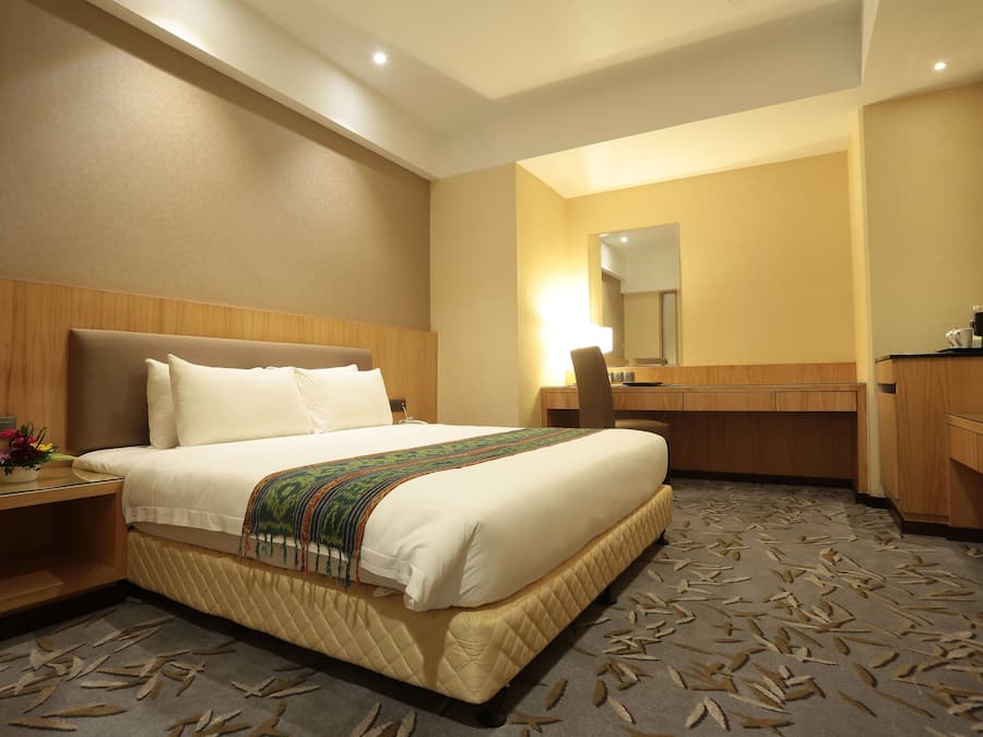 Standard King Room, No Windows | In-room safe, desk, iron/ironing board, free WiFi