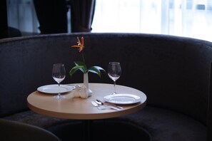 S'hi serveixen esmorzars i plats de cuina local i internacional 