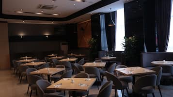 供應早餐,當地和國際料理