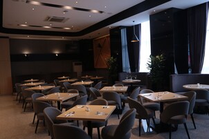 Se sirven desayunos y cocina local e internacional