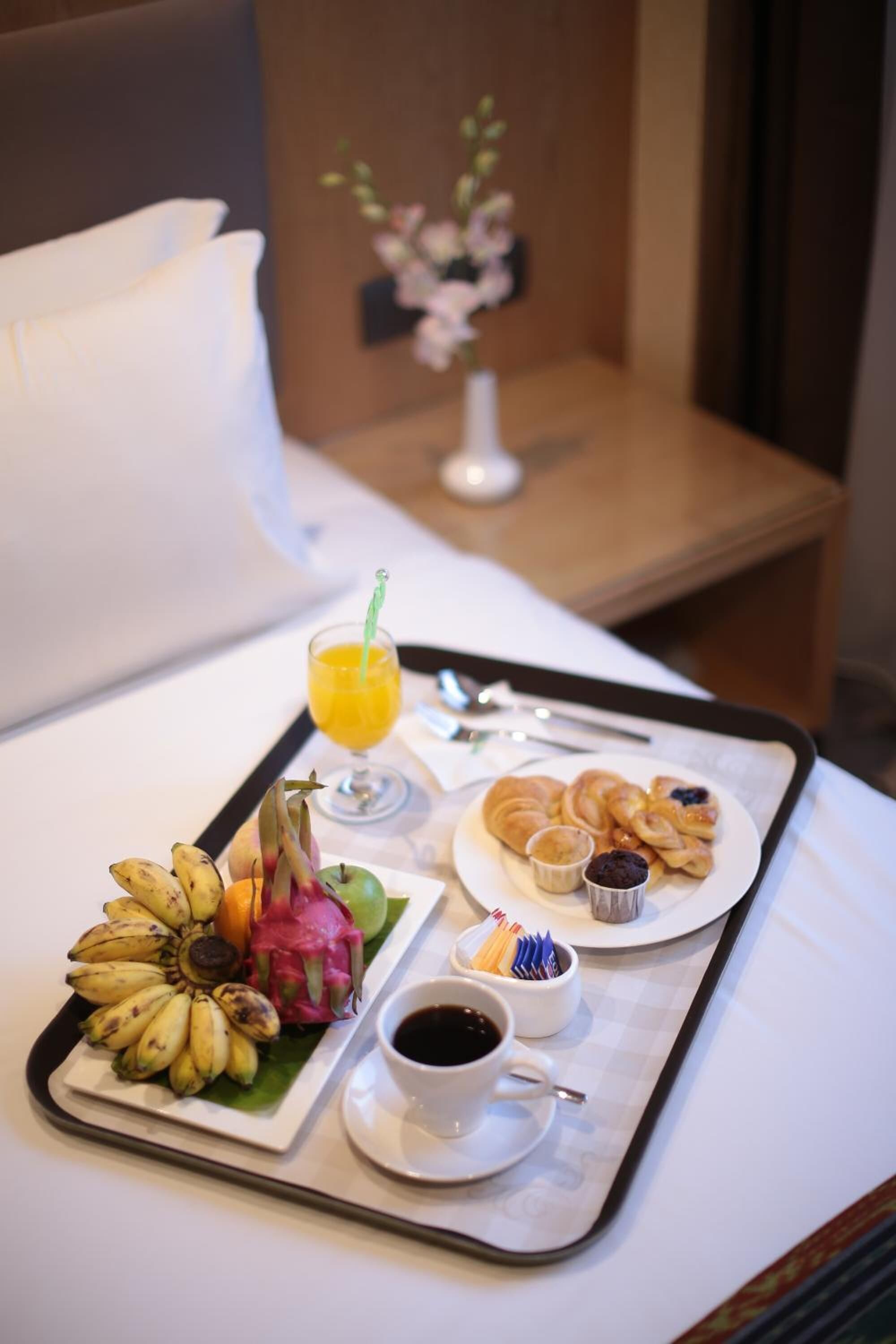 breakfast, lunch, dinner served; local and international cuisine