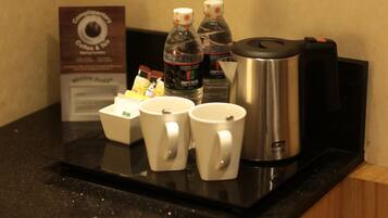 Kühlschrank, Wasserkocher mit Kaffee-/Teezubehör, Wasserkocher