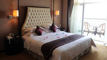 Executive Suite | Minibar, in-room safe, desk, blackout drapes