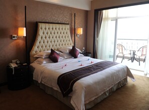 Minibar, caja de seguridad en la habitación y escritorio