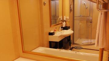 Tina y regadera independientes y amenidades de baño gratuitas