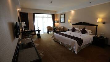 Deluxe Room | Minibar, in-room safe, desk, blackout drapes
