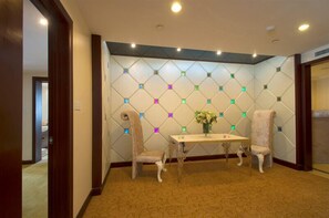 Honeymoon Suite (Round Bed) | Living room