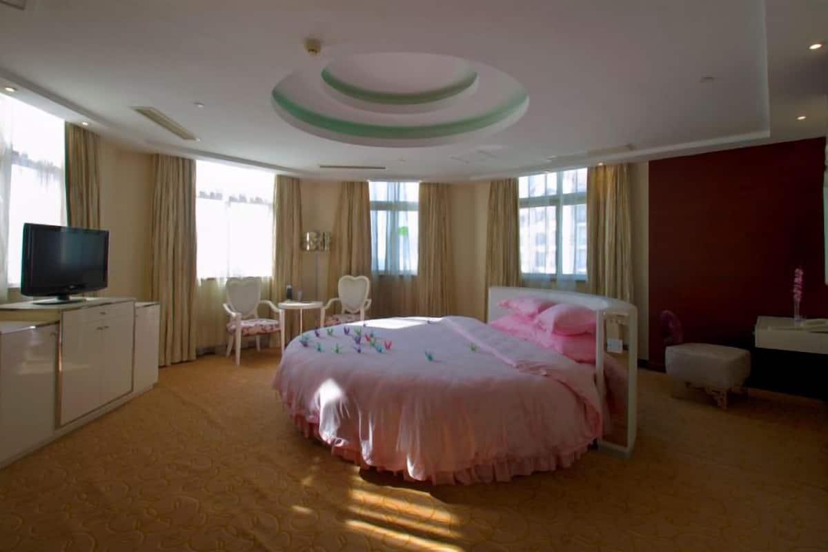 蜜月套房 (Round Bed) | 迷你吧、客房内保险箱、办公桌、遮光窗帘
