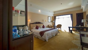 Frigobar, cofres nos quartos, escrivaninha, cortinas blackout
