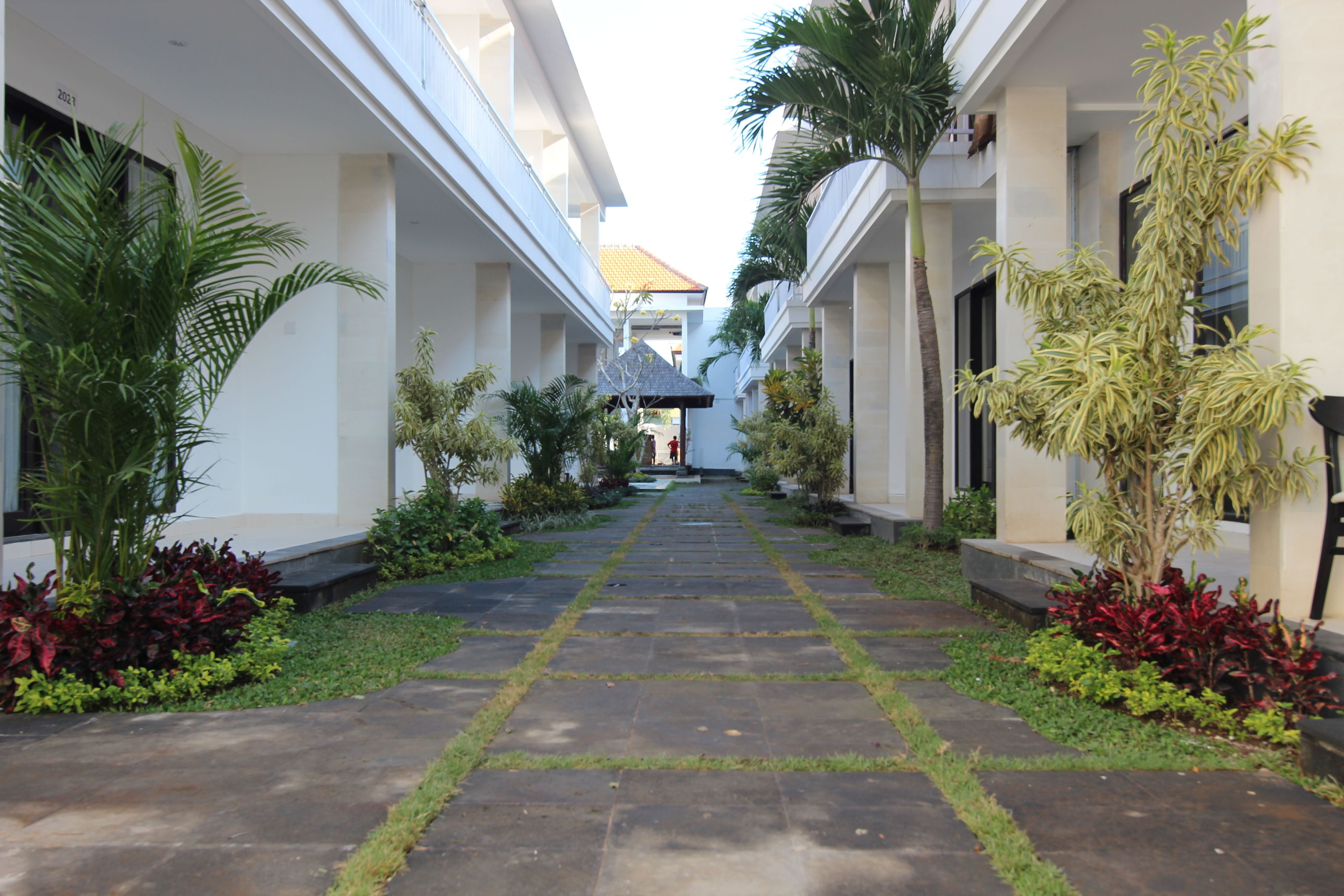 outdoor pool, open 7:00 am to 10:00 pm, pool umbrellas, pool loungers