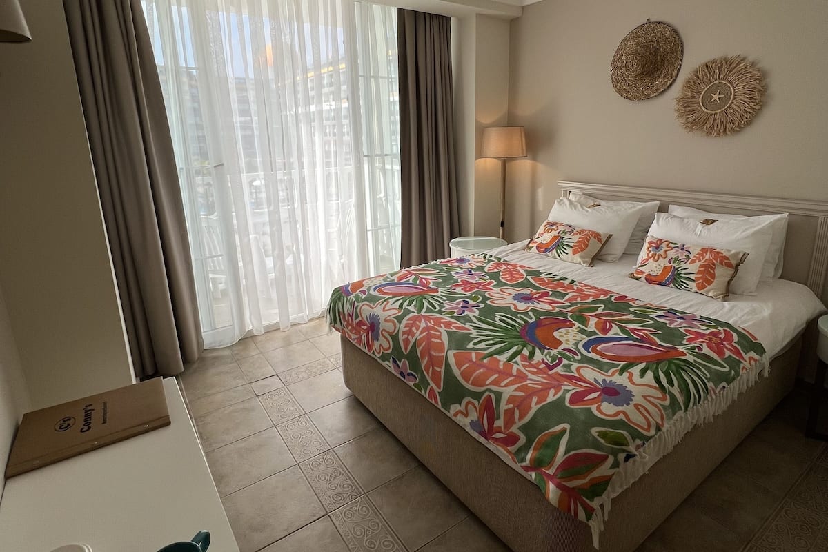 Premium bedding, Tempur-Pedic beds, minibar, in-room safe