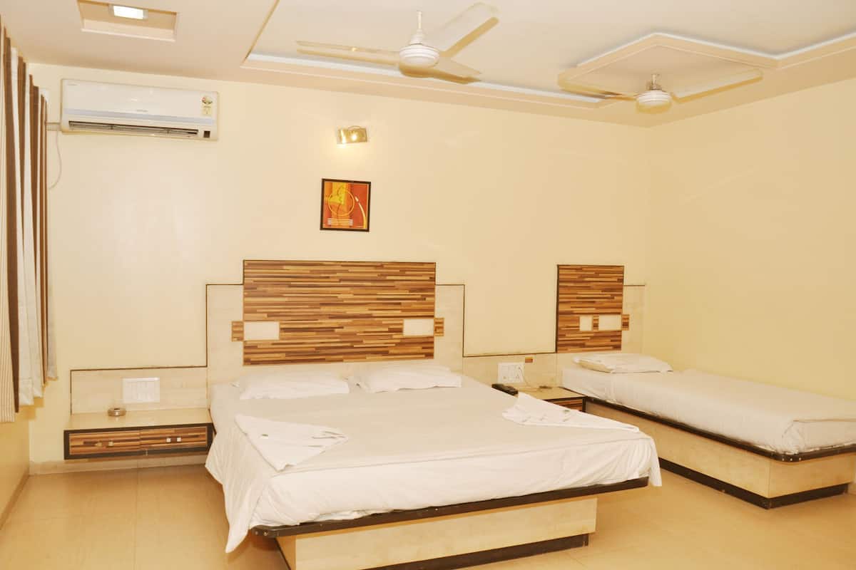 Zimmersafe, Schreibtisch, schallisolierte Zimmer, Bügeleisen/Bügelbrett