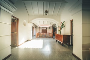 Luxury Villa | Private kitchen | Full-sized fridge, microwave, oven, stovetop - Sisikirana Villa (Unawatuna)