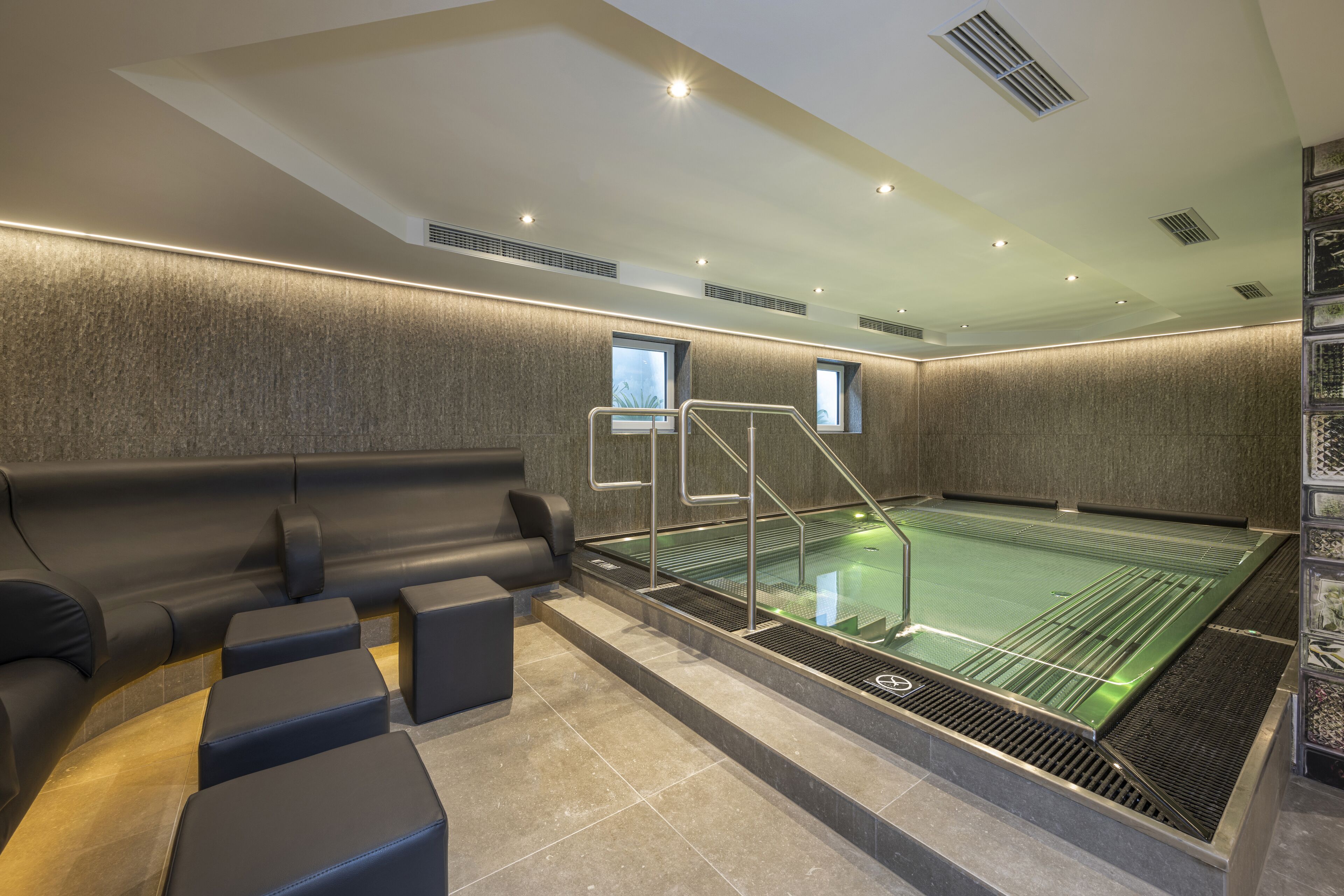 indoor spa tub