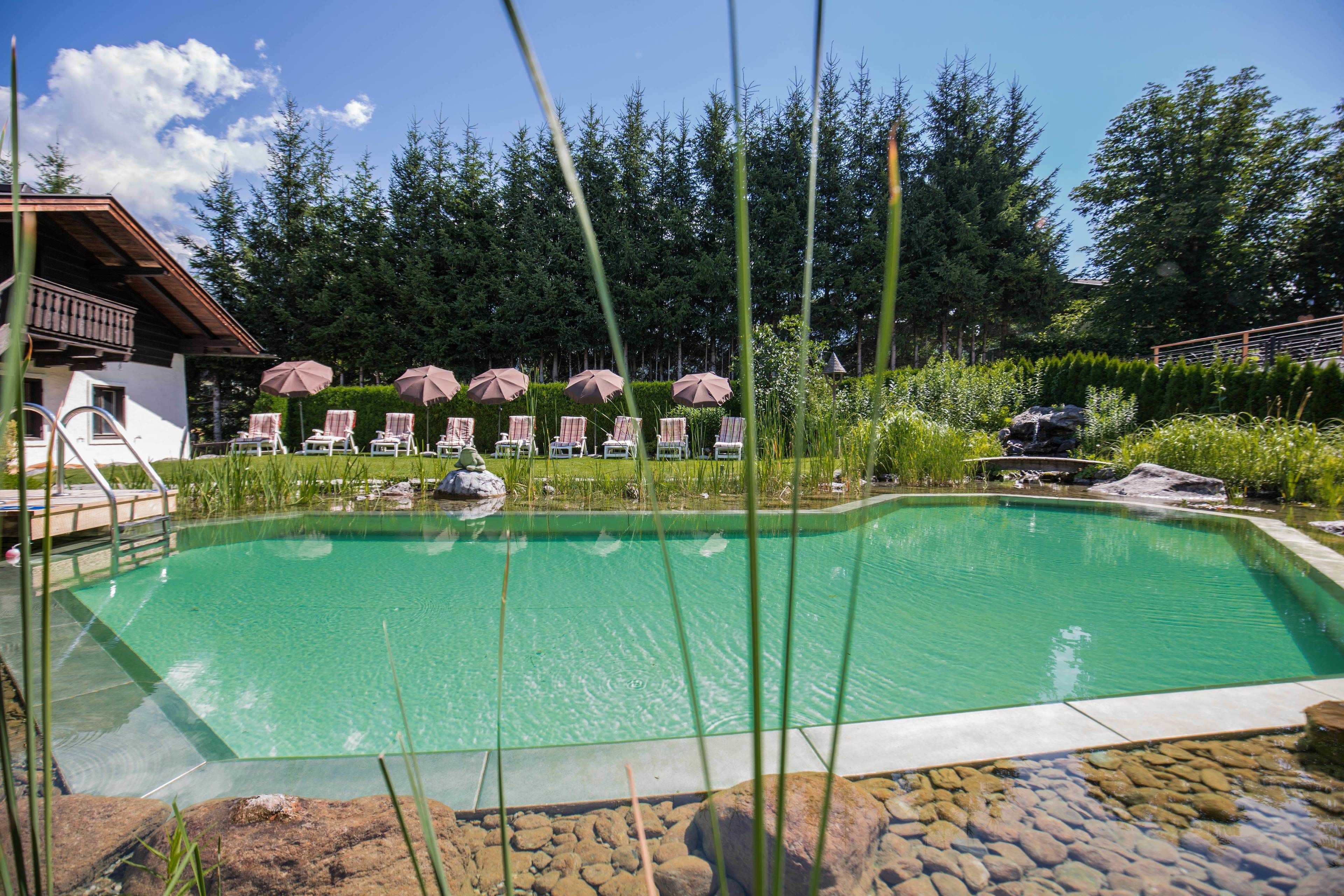 Una piscina al aire libre de temporada
