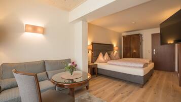 Deluxe-Doppelzimmer, 1 Schlafzimmer, Balkon, Bergblick | 1 Schlafzimmer, Zimmersafe, kostenloses WLAN