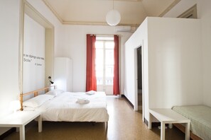 Chambre Quadruple Confort, salle de bains privée