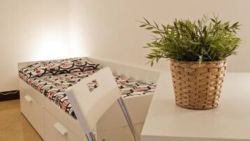 Escrivaninha, ferros/tábuas de passar roupa