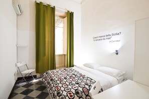 Habitació doble estàndard, bany compartit | Escriptori, planxa i posts de planxar i llits addicionals 
