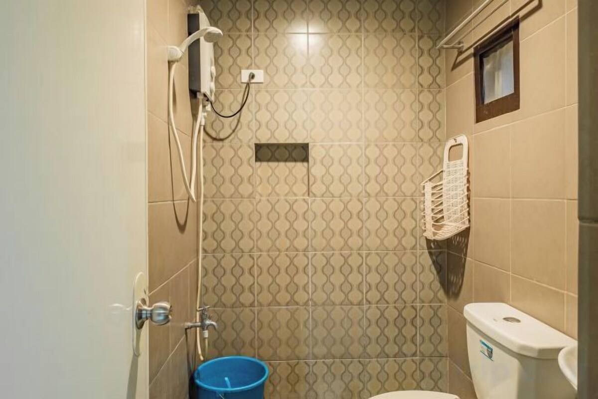 Bathroom | Shower, free toiletries, towels