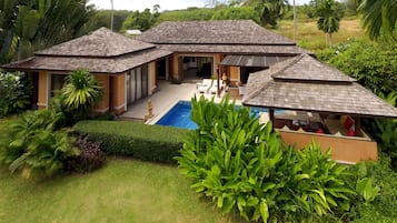 Deluxe-Villa, 2 Schlafzimmer, eigener Pool, eingeschränkter Meerblick | 1 Schlafzimmer, Minibar, Zimmersafe, Schreibtisch