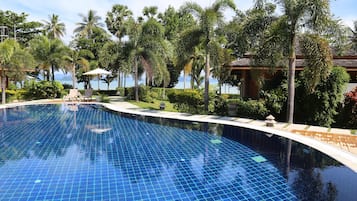 Außenpool, Sonnenschirme, Liegestühle