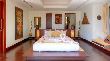 Deluxe villa, 1 kingsize bed, privézwembad, gedeeltelijk uitzicht op oceaan | Een minibar, een kluis op de kamer, een bureau, verduisterende gordijnen