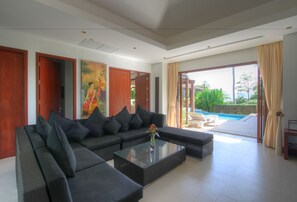 Villa Deluxe, 2 habitaciones, piscina privada, vistas parciales al mar | Zona de estar | Smart TV de 52 pulgadas con canales digitales, una televisión
