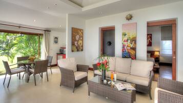 Deluxe Villa, 1 King Bed, Sea View, Sea Facing | Living room