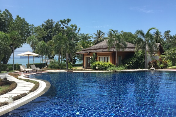 Piscina externa, guarda-sóis, espreguiçadeiras