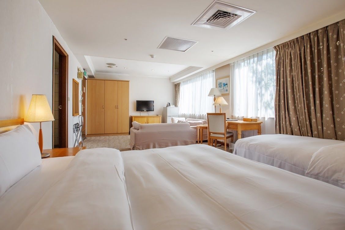 Habitación triple Deluxe | Baño | Regadera, secadora de cabello, pantuflas, toallas 