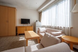 Quarto triplo luxo | Sala de estar | TV de tela plana