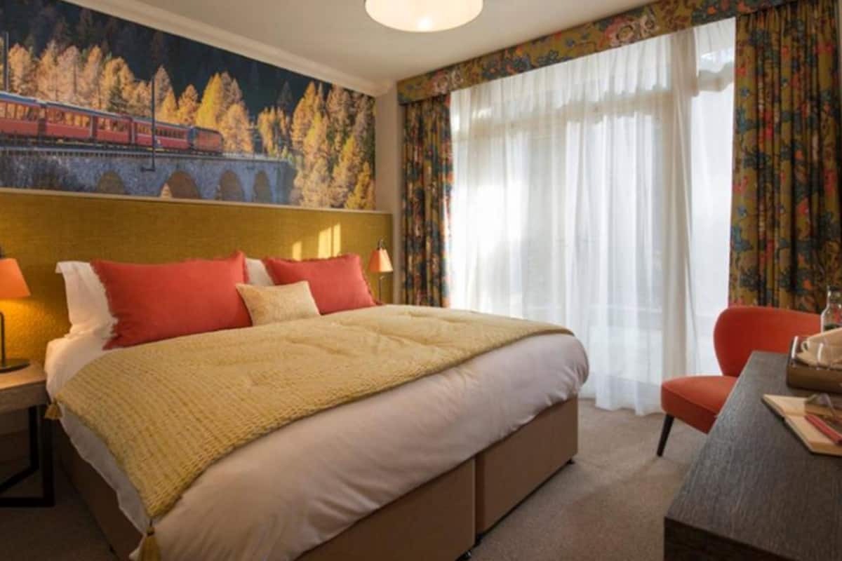 Desk, iron/ironing board, rollaway beds, free WiFi
