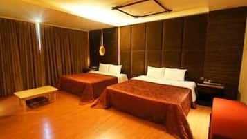 Family Room | Individually decorated, individually furnished, desk, blackout drapes
