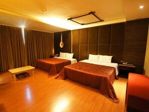 Individually decorated, individually furnished, desk, blackout curtains - Beveriy Garden Motel (Chiayi City)
