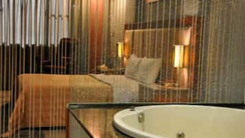 Romantic Suite | Individually decorated, individually furnished, desk, blackout drapes