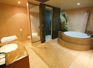 Chambre familiale | Salle de bain | Douche, articles de toilette (gratuits), séchoir à cheveux, pantoufles